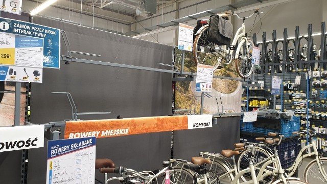 Na półkach sportowych marketów widać już rowerowe braki. Niektóre modele wyprzedano.