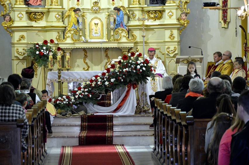 Staszkówka. Uroczyście świętowano rocznice niepodległości. W kościele odsłonięto okolicznościową tablicę