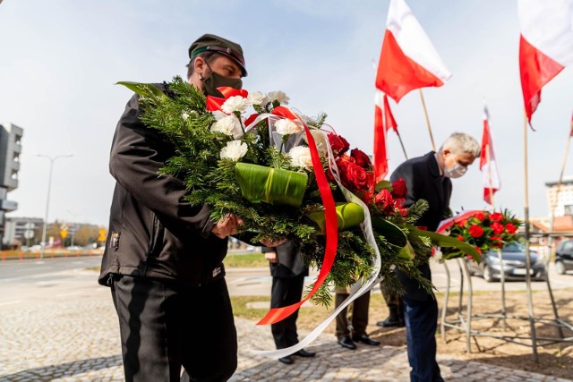 11. rocznica katastrofy smoleńskiej. Władze samorządowe, politycy, harcerze składali hołd ofiarom, które zginęły pod Smoleńskiem.