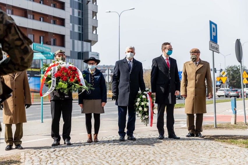 Białystok. Obchody 11. rocznicy katastrofy smoleńskiej. Samorządowcy i politycy uczcili pamięć podlaskich ofiar [ZDJĘCIA]