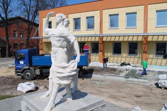 Prace renowacyjne pomnika prowadzone są równocześnie z remontem obejścia przy domu kultury.