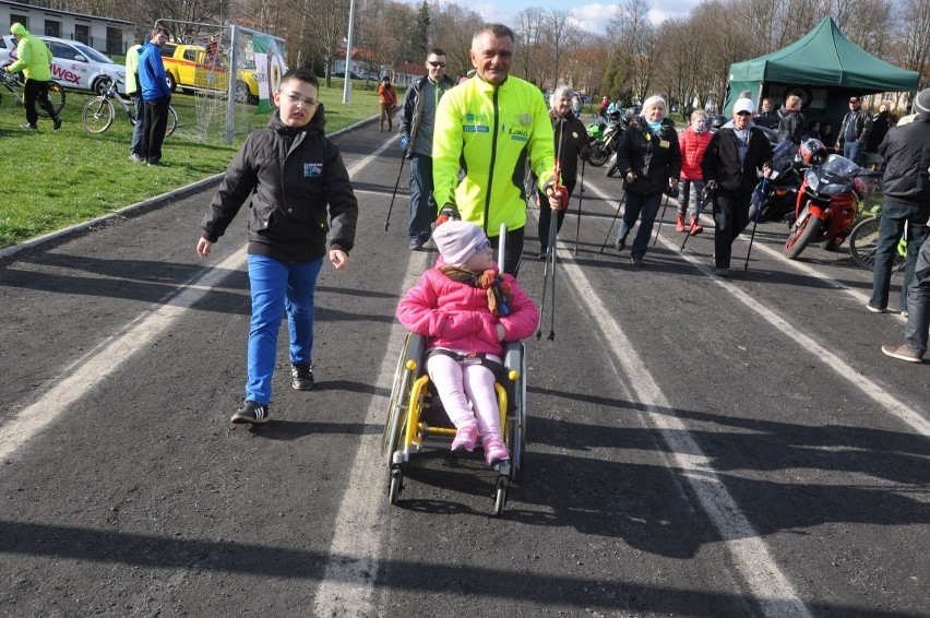 Andrzej Kowal ze Szczecinka idzie i pomaga