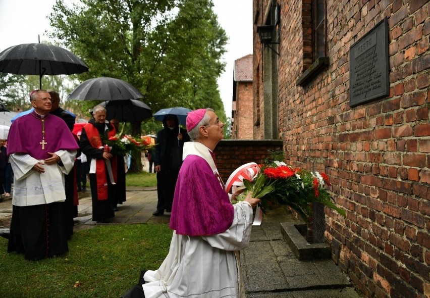 „Nienawiść nie jest siłą twórczą, siłą twórczą jest miłość” - słowa o. Maksymiliana Kolbe znowu wybrzmiały w byłym obozie [ZDJĘCIA]