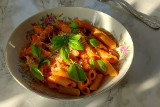 Penne all’ arrabbiata na włoską nutę. Odkryj przepis na makaron z ostrą papryczką chili. Znamy sposób na wyrazistszy smak