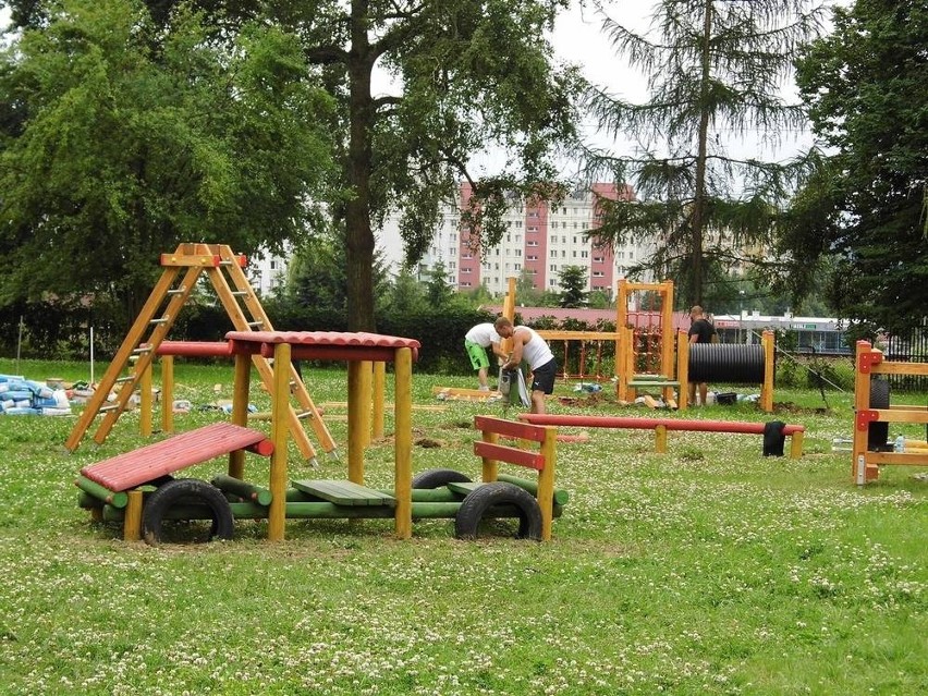 Drewniany plac zabaw przy Katowickiej