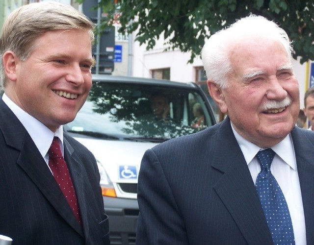 Prezydent Ryszard Kaczorowski i prezydent Piotr Przytocki podczas  Karpackich Klimatów, w 2006 roku w Krośnie