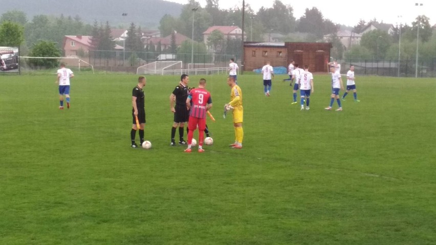 Trzecia liga. Spartakus Daleszyce zremisował w derbach z Wisłą Sandomierz 2:2, ale...spadł do czwartej ligi [ZDJĘCIA]