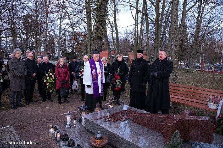 Stargard. Druga rocznica śmierci prezydenta. Kwiaty i znicze na grobie Sławomira Pajora