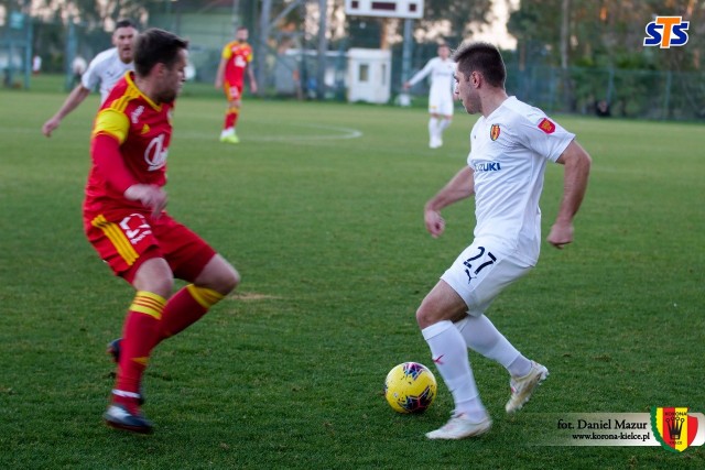 Piłkarze Korony Kielce w sobotę rozegrali dwa ostatnie mecze podczas obozu przygotowawczego w Turcji. Zmierzyli się z azerskim Sabail FK Baku - przegrali 0:1 i rosyjskim Arsenalem Tuła. W jednym z tych spotkań testowany był serbski napastnik Bojan Cecarić, który jesienią występował w Cracovii.Sobotnie mecze kontrolne były ostatnim punktem zgrupowania w Turcji. W niedzielę Korona wraca do Polski.  Korona Kielce – Sebail FK 0:1 (0:0)Bramka: Hendric Eksteyn 89. Korona: Sokół (46' Osobiński) – Prętnik, Tzimopoulos, Pierzchała, Lisowski – Gill, Zalazar, Gnjatić, Theobalds – Djuranović, Sowiński.Sabail FK (wyjściowa jedenastka): Rybka - Keshavarz, Abbasov, Nagiyev, Rahimov, Manafov, Essien, Garahmadov, Amirqulieyev, Muradbayli, Aliyev. W obu spotkaniach trener Mirosław Smyła postanowił wystawić dwie różne jedenastki, żeby każdy z zawodników zagrał całe 90 minut. W spotkaniu z azerskim zespołem dwa razy groźnie strzelał Uros Djuranović, ale bramkarz rywala obronił te strzały. Kiedy wydawało się, że mecz zakończy się bezbramkowym remisem, zawodnicy Sabail zdobyli bramkę. Po pięknym uderzeniu w długi róg gola strzelił Hendric Eksteyn.Korona Kielce - Arsenal Tula 1:1 (0:0)Bramki: Bojan Cecarić 75 - Michał Gardawski 52 (samobójcza)Korona: Kozioł – Spychała, Kovacević, Marquez (76' Gnjatić), Gardawski – Lioi, Żubrowski, Radin, Pucko – Arveladze (76' Theobalds), Cecarić.Arsenal: (wyjściowa jedenastka): Levashov - Belyaev, Kombarov, Valadzko, Bauer - Kangawa, Banda, Panteleev, Lomovitskiy, Hramyka - Tudorie.(dor)