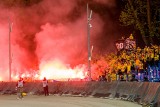 Ognista oprawa kibiców GKS Katowice w Rzeszowie. Katowiczanie zremisowali w meczu ze Stalą (1:1). ZDJĘCIA