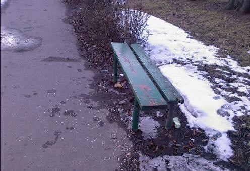Brudne i połamane ławki straszą w parku w centrum Sokółki