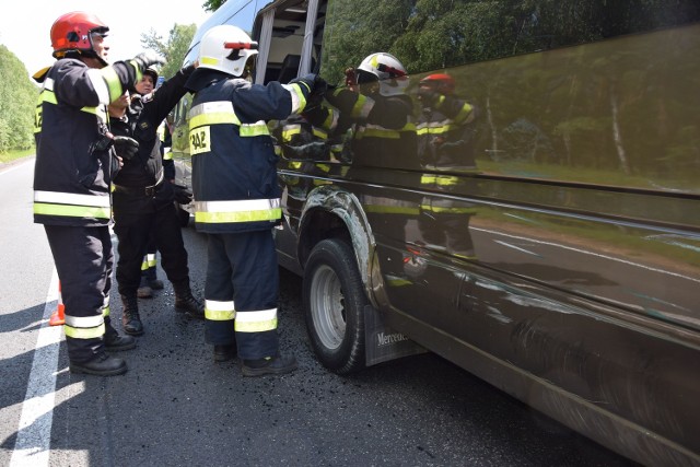 Centymetry dzieliły od trudnej do wyobrażenia tragedii - na drodze koło Białego Boru doszło do zderzenia busa wiozącego dzieci z ciężarówką. Do wypadku doszło w środowe południe na drodze krajowej nr 25 między Bobolicami a Białym Borem. Na prostym odcinku drogi za wyprzedzanie wziął się kierowca dużego busa ciągnący jeszcze przyczepkę. Mężczyzna najpewniej jednak nie zauważył, że na lewy pasie za nim jest już ciężarówka, która także rozpoczęła manewr wyprzedzania. Oba pojazdy otarły się o siebie, kierowca tira odbił w lewo, aby nie zepchnąć bus pełnego pasażerów na pobocze. Sam podróż zakończył w rowie. Stanął także bus, który miał otarty cały bok i zbite boczne okno. Cudem nikt nie odniósł poważniejszych obrażeń. Busem wracała do domu z wypoczynku w Kołobrzegu około 20-osobowa grupa młodych mieszkańców okolic Piotrkowa Trybunalskiego.