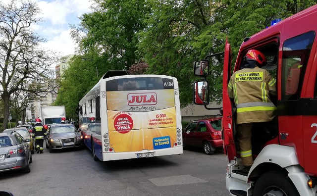 Do zdarzenia doszło we wtorek, około godziny 14, na ul. Baczyńskiego w Bydgoszczy. Nikomu nic się nie stało, ale na miejsce wysłano dwa wozy strażackie. W kolizji udział brało osobowe audi oraz miejski autobus. Zdjęcia z miejsca zdarzenia przesłał nam pan Michał, mieszkaniec Kapuścisk.Autobusy linii numer 53 awaryjnie kierowane były do pętli Kapuściska. Ruch został już odblokowany.