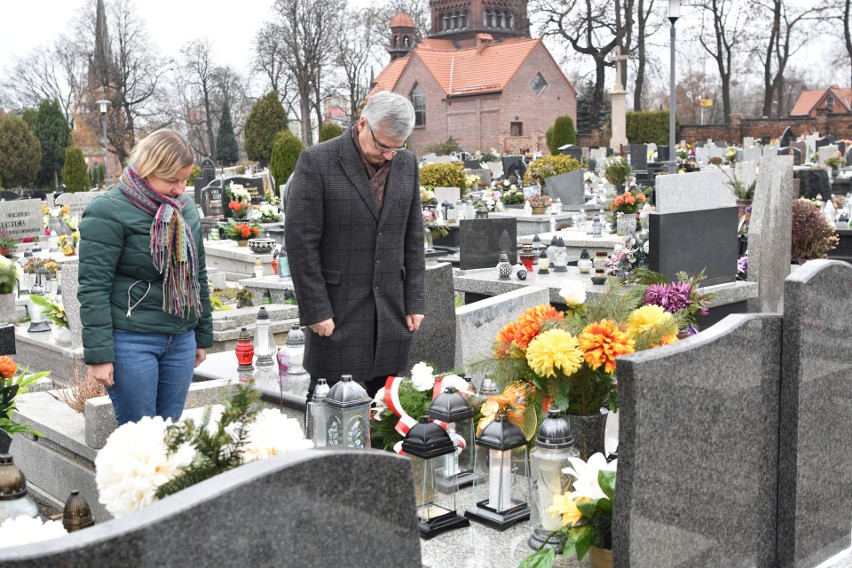 Złożenie kwiatów na grobie Kazimierza Świtonia