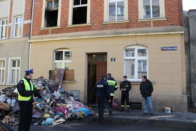 Pożar mieszkania w kamienicy przy ul. Damrota w Kluczborku. Zginęły dwie osoby.