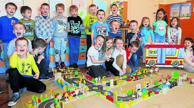 Dzieci z Niepublicznego Przedszkola „Niezapominajka” w Kaliszu korzystają  z zabawek  edukacyjnych, dzięki którym poznają zasady ruchu drogowego. Z maluchami rozmawiają na ten temat też nauczyciele