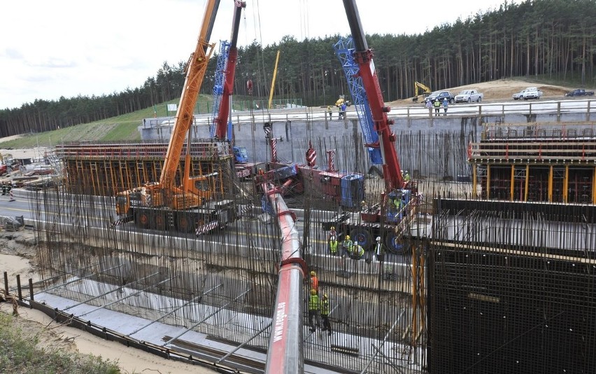 Maszyna ważąca ok. 60 ton pracowała przy budowie przejścia...