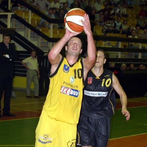 Maciej Bielak (z piłką) w pierwszym meczu ze Sportino zdobył aż 27 punktów. Oby swój wyczyn powtórzył w Inowrocławiu.