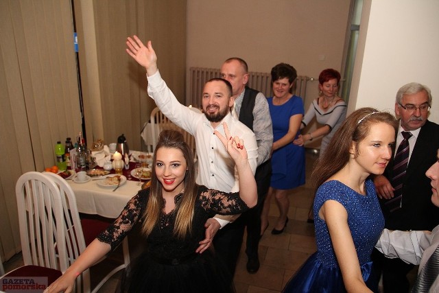 62 pary bawiły się podczas zabawy sylwestrowej w restauracji Ratuszowa przy ul. Bojańczyka we Włocławku. Do tańca grał gościom zespół Ambasador. 
