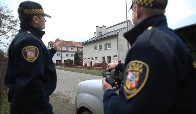 39-letniemu mieszkańcowi Łodzi 15 lat temu zabrano prawo jazdy za jazdę po pijanemu. Nie przejmując się sądowym wyrokiem dalej jeździł autem. Został zatrzymany przez Straż Miejską. Czuć było od niego alkohol.