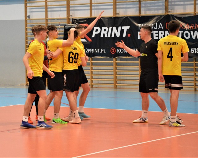 Gracze Młodych Ziemniaków (żółte koszulki) awansując do finału zasłużyli na miano czarnego konia rozgrywek.