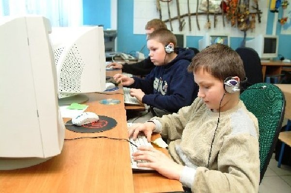 Młodzież chętnie spędza wolny czas w pracowni  internetowej, która znajduje się w ośrodku  kultury w Dobrczu.