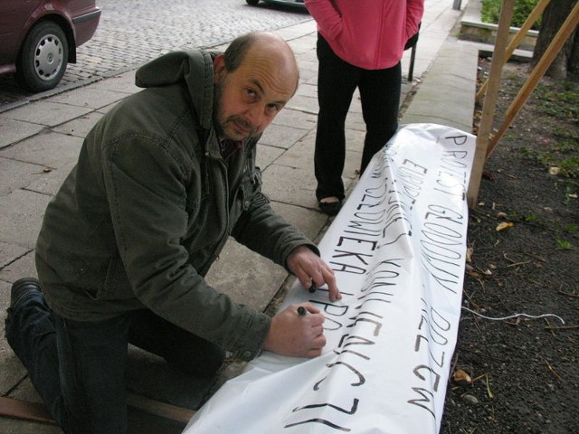 Sławomir Ficenes protestuje przed Sądem Okręgowym w Opolu.