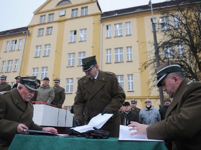 Nowy szef artylerzystów - pułkownik Dariusz Adamczyk (po prawej) to absolwent toruńskiej Wyższej Szkoły Oficerskiej Wojsk Rakietowych i Artylerii