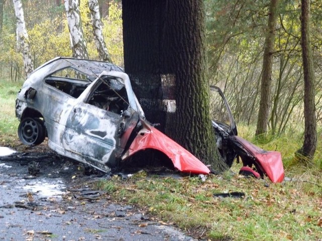 Pędzący golf wbił się w przydrożne drzewo. Uderzenie wywołało pożar.