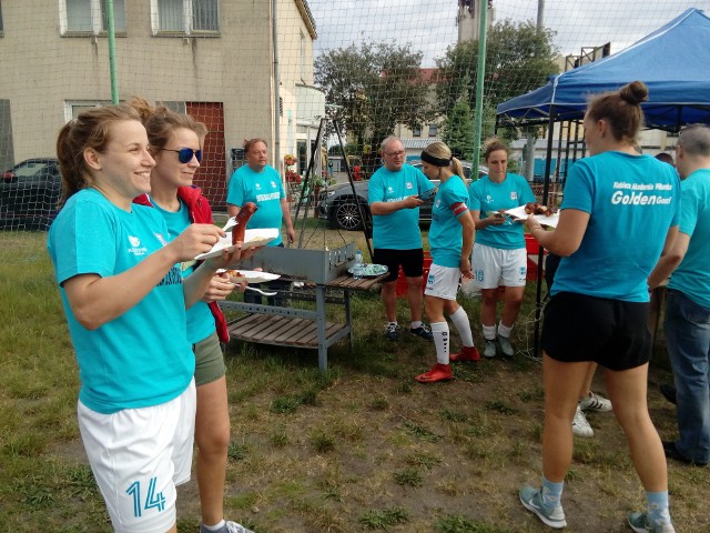 Piłkarki KKP Bydgoszcz na pożegnanie I ligi pokonały KS Raszyn 4:0 (1:0) po golach kapitan Agaty Stępień (2), Natalii Makowskiej i Ilony Raczkowskiej (końcowy bilans KKP - 22 mecze, 59 pkt, 19-2-1, bramki 75:16).W trakcie meczu i po jego zakończeniu na kibiców czekał tort oraz kiełbaski i kurczak z grilla. Obsługiwały m.in. piłkarki z młodzieżowych grup.Po meczu do ucztujących dołączyły zawodniczki, sztab szkoleniowy i działacze KKP Bydgoszcz. Kibice chętnie robili sobie zdjęcia z piłkarkami i pucharem za awans do ekstraligi.Na meczu obecni byli m.in. prezydent Bydgoszczy Rafał Bruski (w tygodniu do ratusza zaproszony został prezes Szymon Kowalik), Adam Soroko w Wydziału Sportu UM oraz wiceprezes PZPN i prezes K-P ZPN Eugeniusz Nowak, który w nagrodę wręczył kapitan zespołu Agacie Stępień puchar i worek z 10 futbolówkami.ZOBACZ ZDJĘCIA Z GRILLA ZE SŁOWIAŃSKIEJ >>>>>