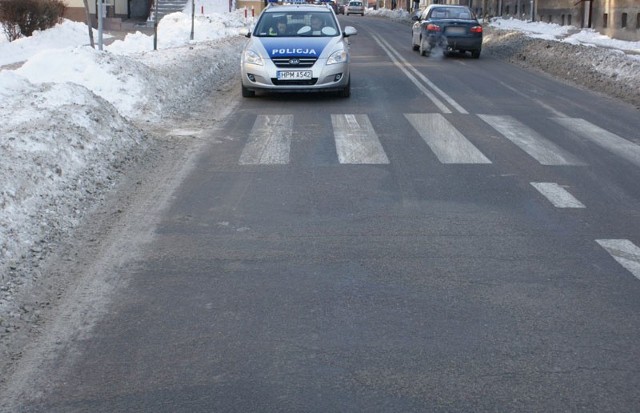 10- latka ma złamaną rękę. Karetka zabrała ją do szpitala.