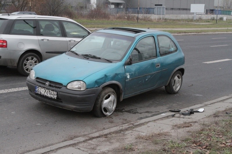 Wypadek na Lodowej. Opel przewrócił się na bok