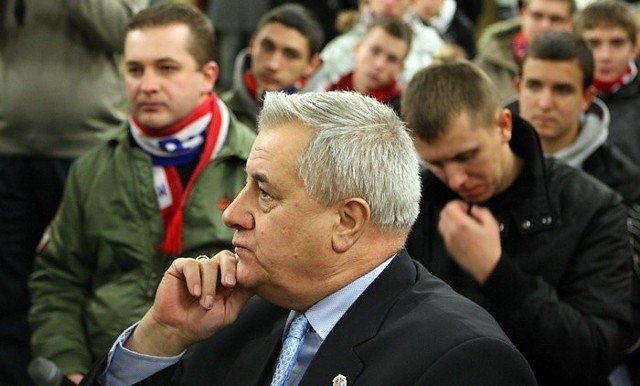 Prezydent Maciej Kobyliński i kibice Gryfa Słupsk.