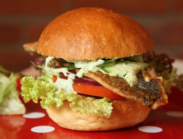 Fishburger z grillowanym dorszem i sosem tatarskim według własnej receptury to nowość w Burger&Co.