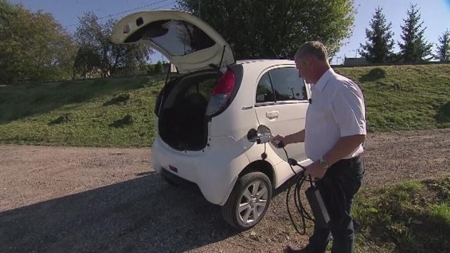 Wady i zalety samochodów elektrycznych. Czy jest dla nich przyszłość? (WIDEO)