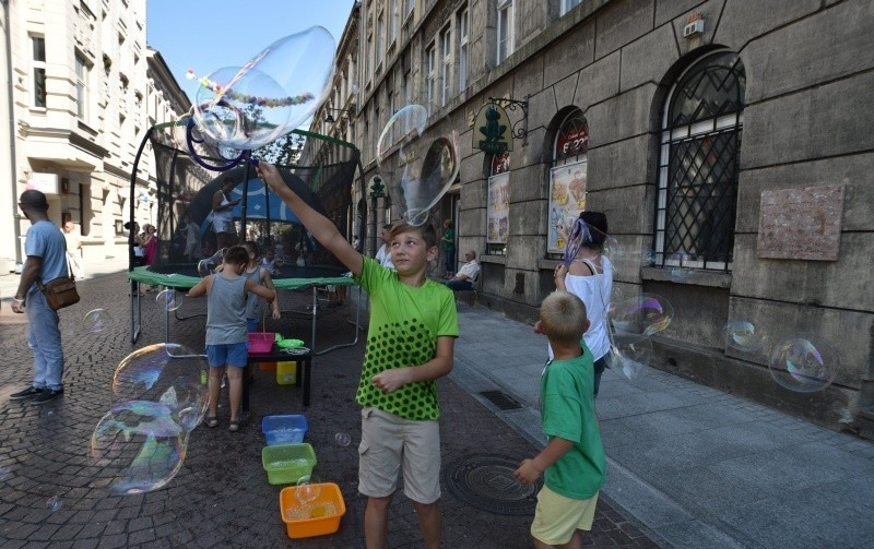 Urodziny podwórca na ul. 6 Sierpnia. Na szczudłach i z bańkami [zdjęcia]