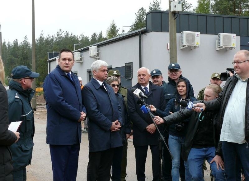 Kuźnica. Powstaje skaner do prześwietlania pociągów towarowych. Budowę wizytował wojewoda Bohdan Paszkowski [ZDJĘCIA]