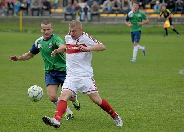 Wólczanka (biało-czerwone stroje) w derbowym starciu powalczy z Piastem.