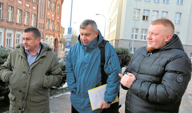 Dariusz Adamik (od lewej), Jerzy Rożko i  Przemysław Kownacki walczą ze strefą płatnego parkowania. Nie wykluczają założenia stowarzyszenia.