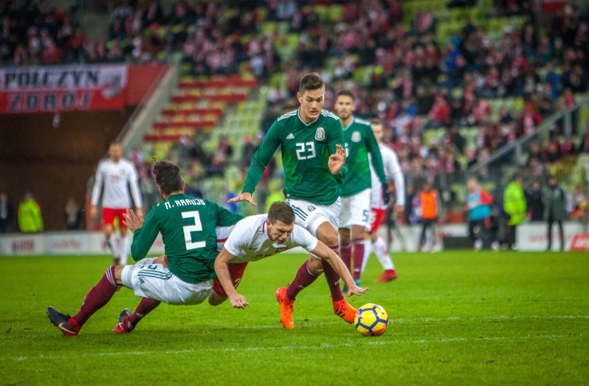 Reprezentacja Polski, grając w dość eksperymentalnym...