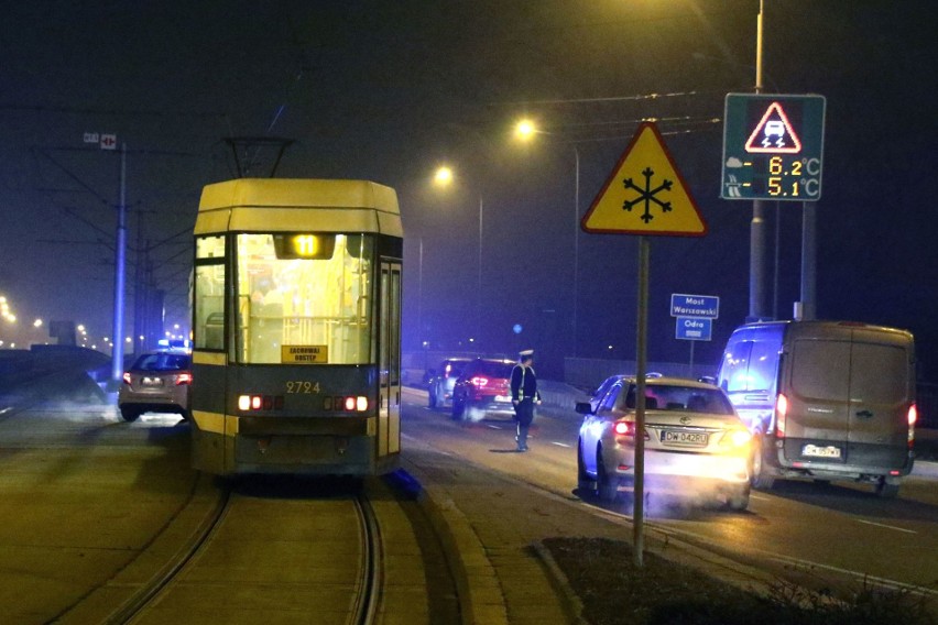 Wypadek przy mostach Warszawskich. Nie jeżdżą tramwaje (ZDJĘCIA)