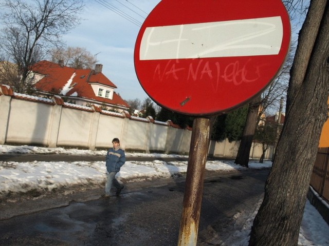 Owszem na Mickiewicza od strony poczty jest lekkie zwężenie. Ale przy ostrożnej jeździe i odpowiednich znakach można tędy jeździć w dwie strony.