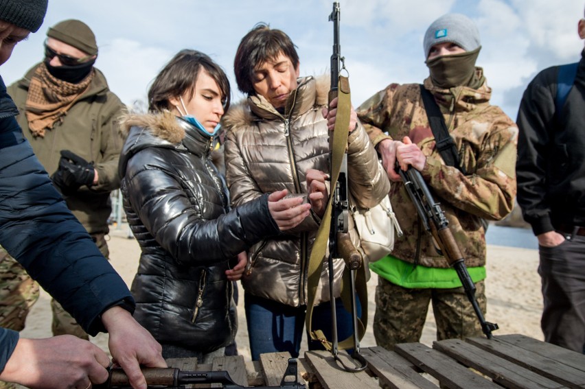 Kobiety wśród ćwiczących obchodzenie się z bronią w Kijowie
