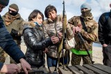 Korespondencja z Ukrainy. Tak na kijowskiej plaży Ukraińcy - młodzi chłopcy, dziewczyny, emeryci - ćwiczą jak bronić Ojczyzny