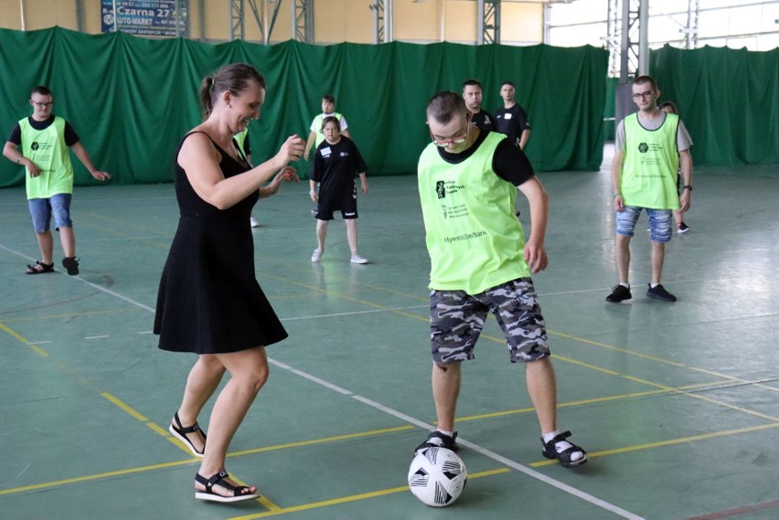 Sport jest dla wszystkich. Niepełnosprawni grali w piłkę i tenisa w Radomiu. Zobacz zdjęcia 