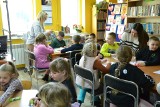 W Kikole w bibliotece dzieci przygotowały piękne laurki na Dzień Babci i Dziadka 2024! Zdjęcia