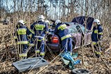 Kierująca skodą kobieta wypadła z drogi. Na miejsce przyjechały wozy straży pożarnej, karetka pogotowia i gorzowska drogówka (ZDJĘCIA)