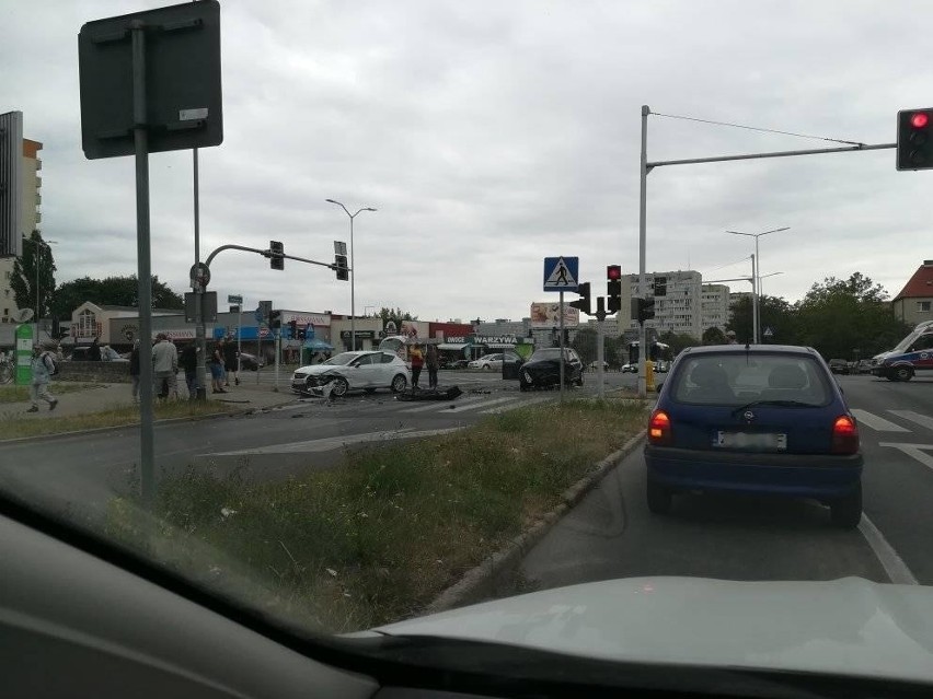 Dwa samochody osobowe zderzyły się na ul. Witkiewicza w Szczecinie