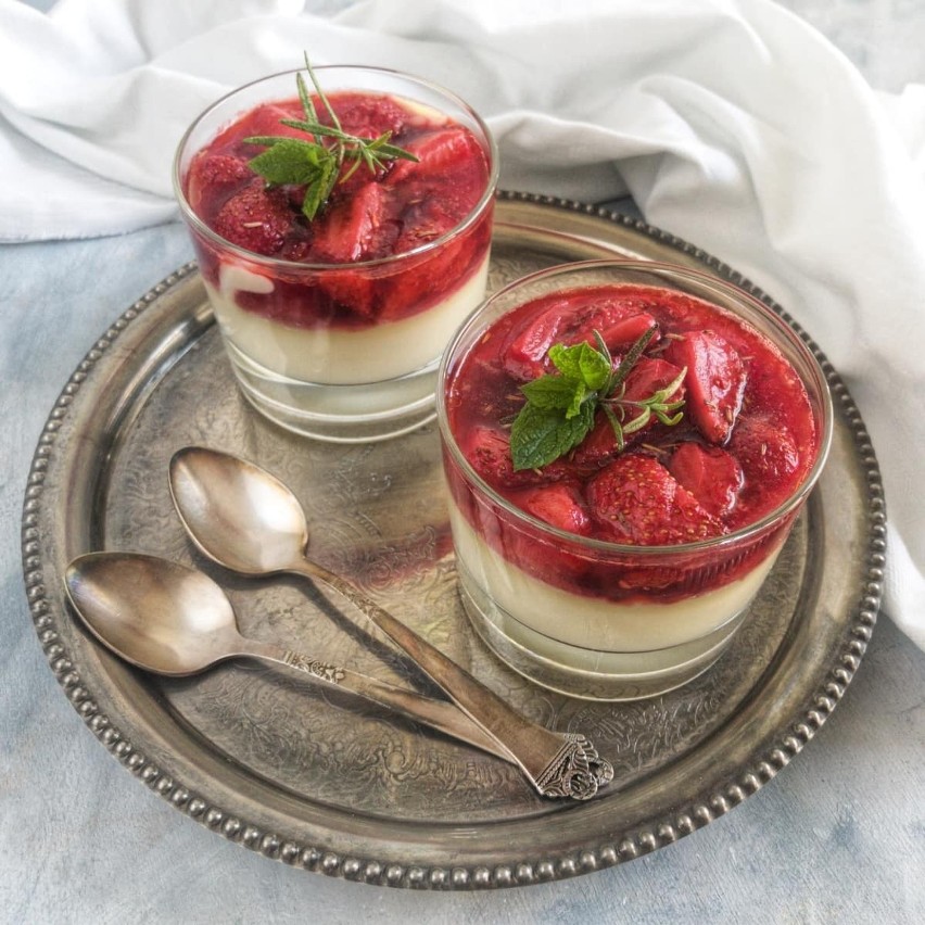 Pyszna panna cotta z truskawkami to delikatny i orzeźwiający...