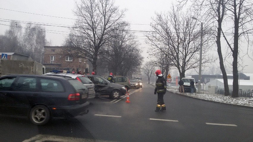 Do kolizji doszło na skrzyżowaniu ze znakiem stopu. Na...